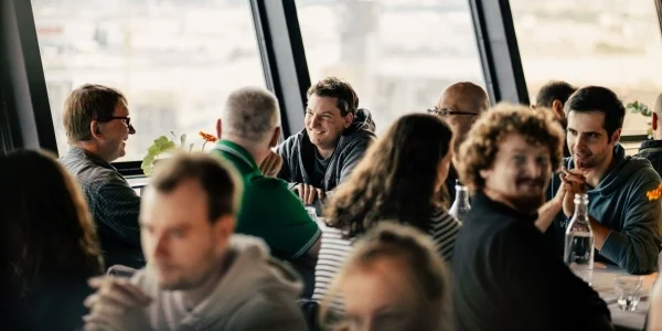 viadee Mitarbeiter:innen im Euromast Jubiläumsfahrt 2024