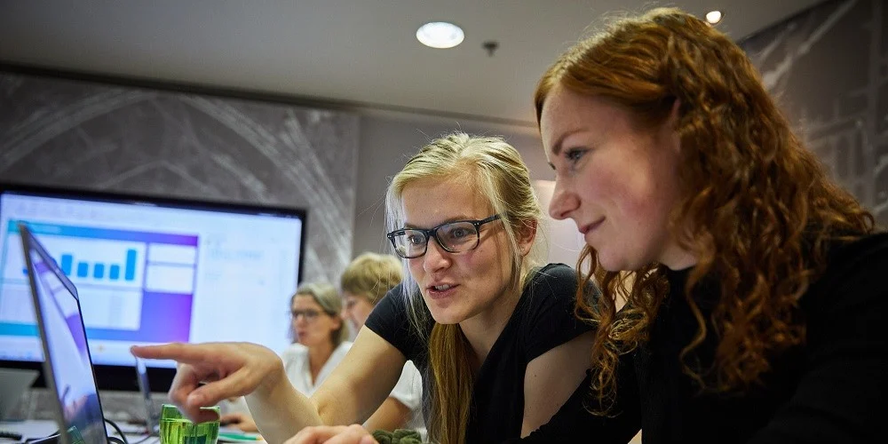 Zwei Personen arbeiten zusammen