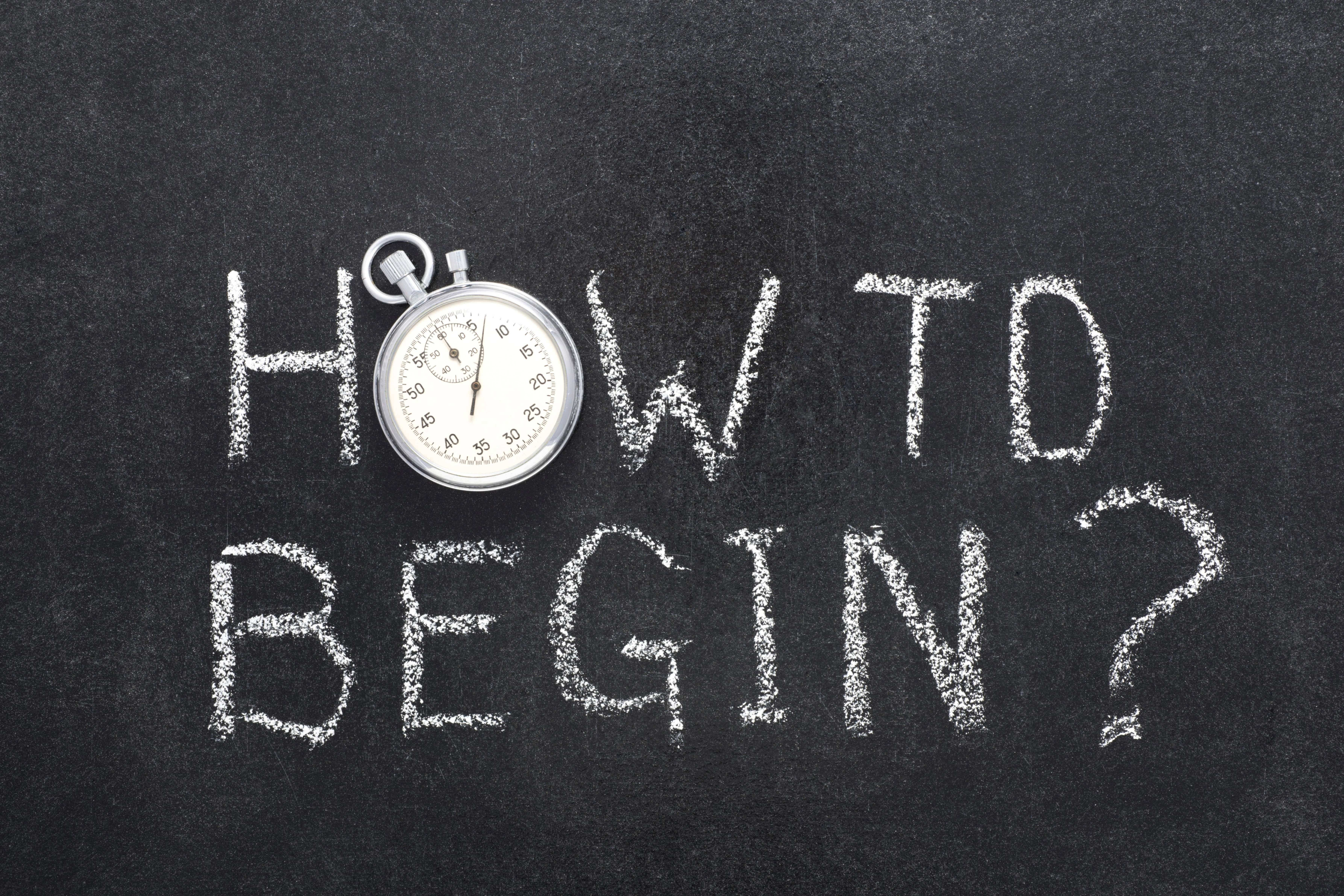 Auf einen schwarzen Hintergrund steht mit weißer Kreide geschrieben: How to begin? Auf dem O liegt eine Stoppuhr.