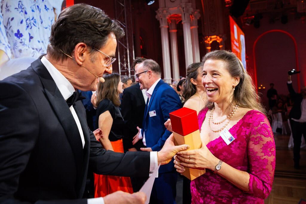 viadee Vorständin Rita Helter freudig bei der Überreichung der Auszeichnung