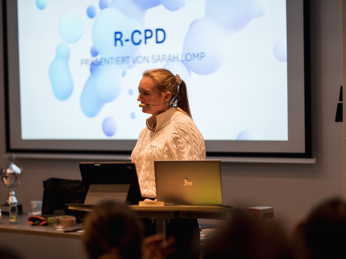 Sarah Lomp beim Vortragen ihres Slams auf dem viadee Seminar 2025.