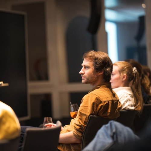 Interessiert nach vorne schauendes Publikum auf dem viadee Seminar 2025.