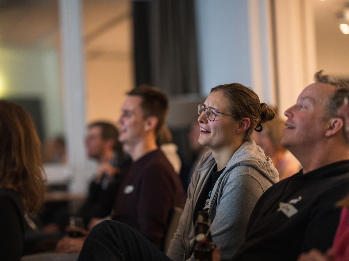 Lachendes Publikum beim viadee Seminar 2025.