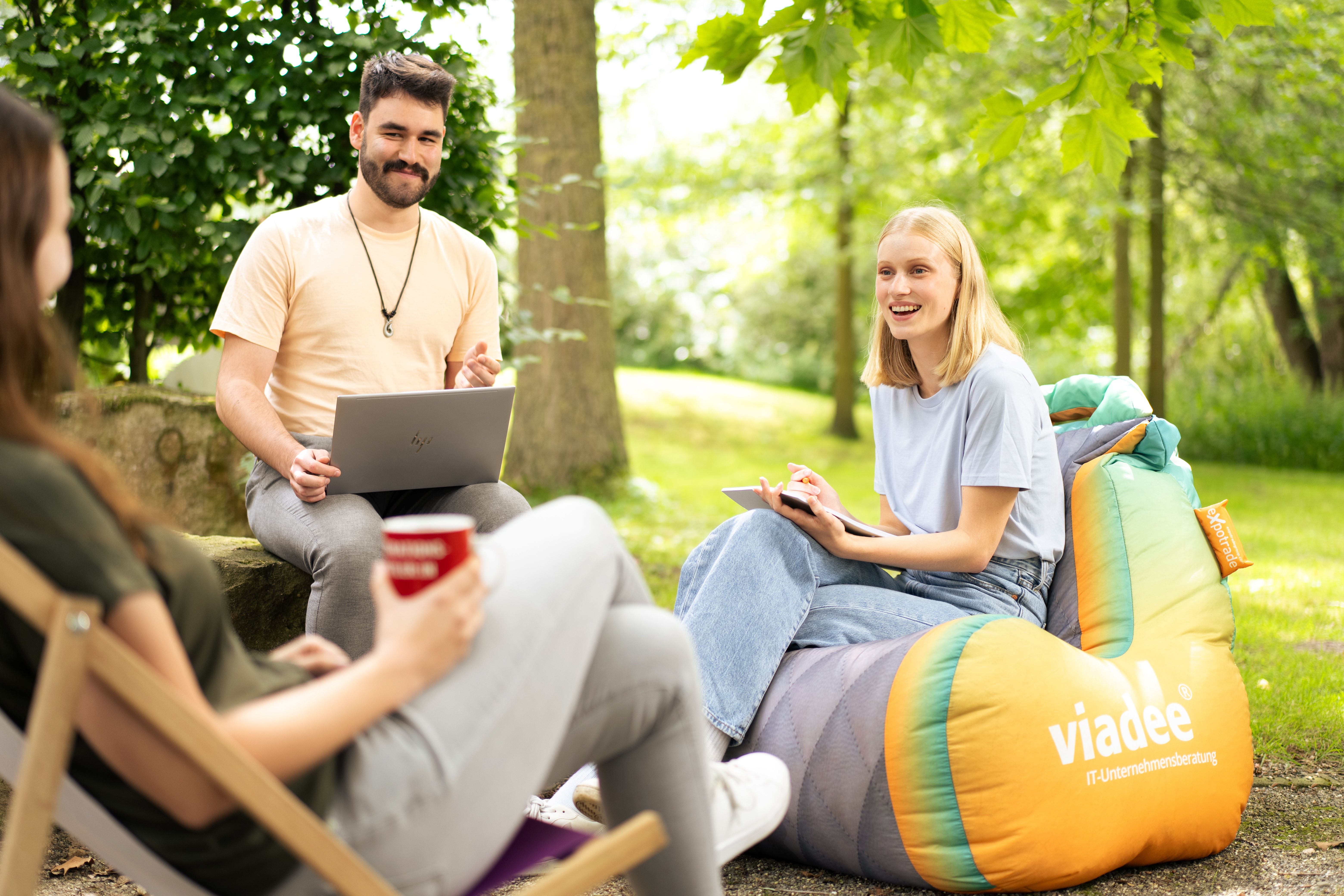 Studierende arbeiten im viadee Innennhof