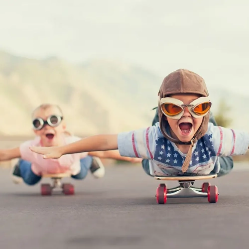 Kinder auf dem Skateboard