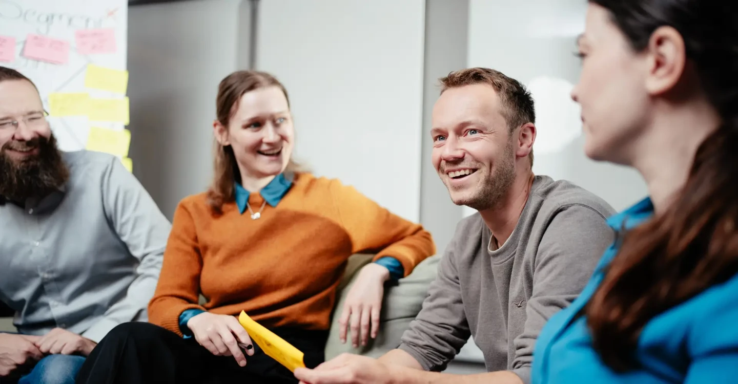 viadee Berater:innen lachen miteinander
