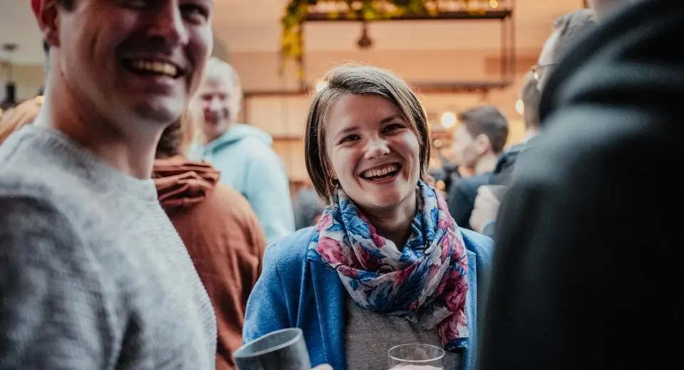viadee Beraterin lachend in der Menge