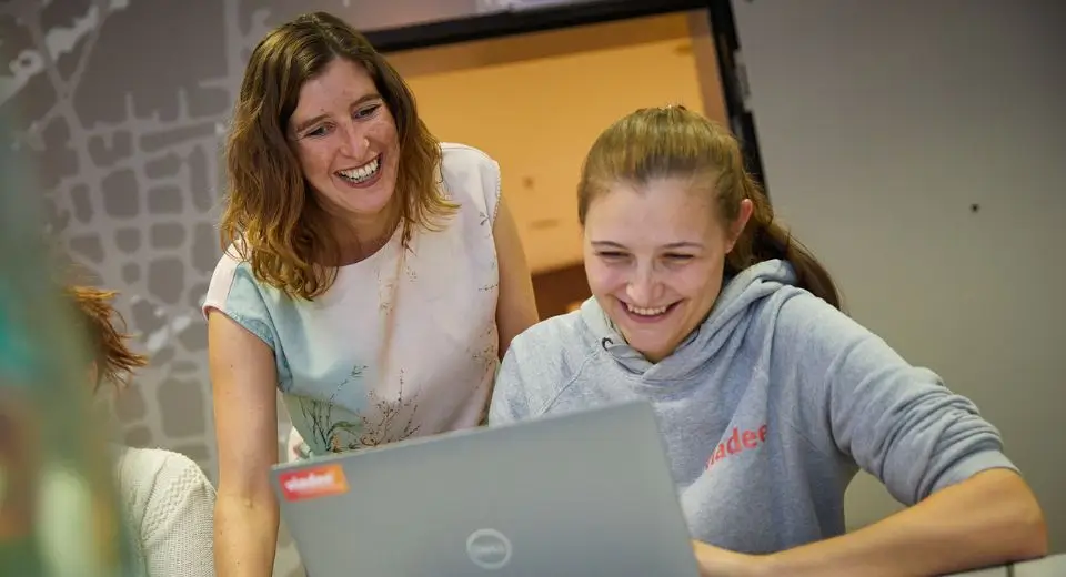 viadee Beraterinnen arbeiten am Laptop