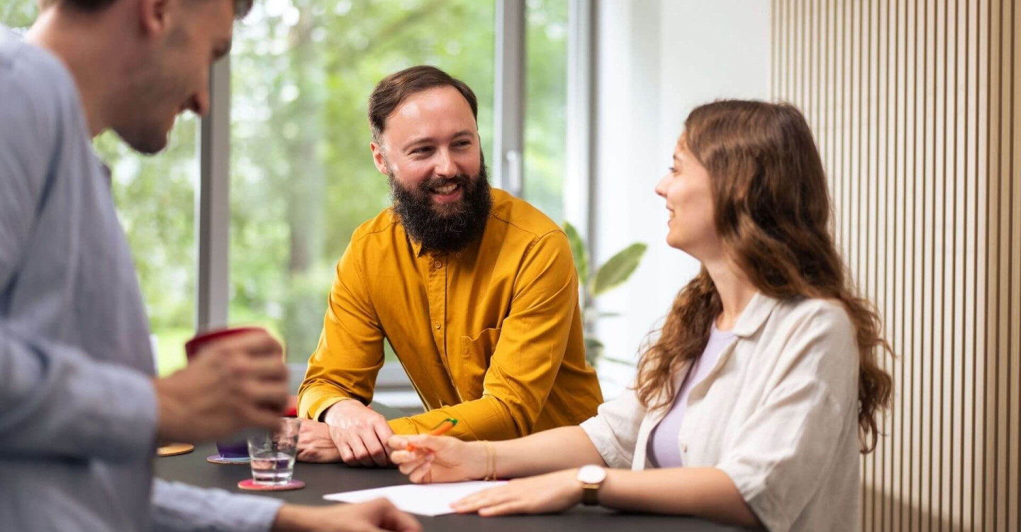 Zwei Berater der viadee sprechen mit einer Werkstudentin.