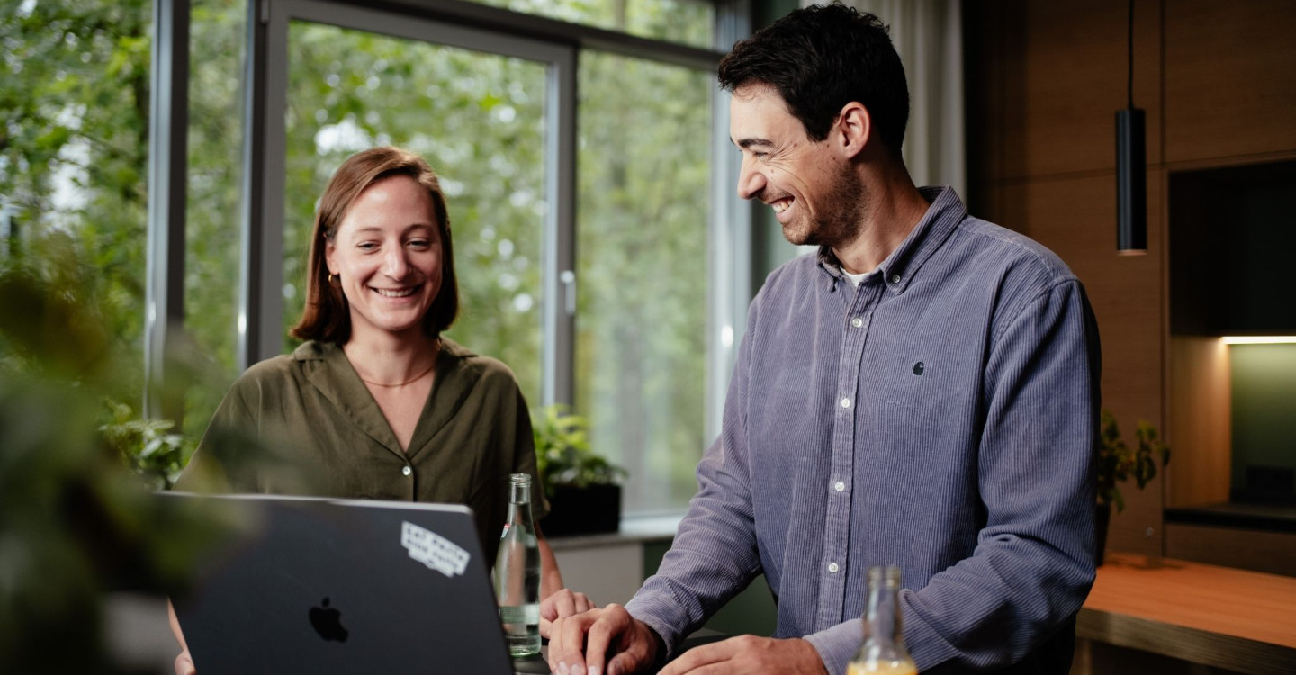 Zwei viadee Kolleg:innen im Austausch