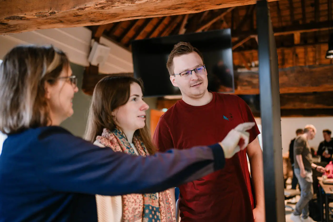 Drei Berater:innen der viadee besprechen etwas.