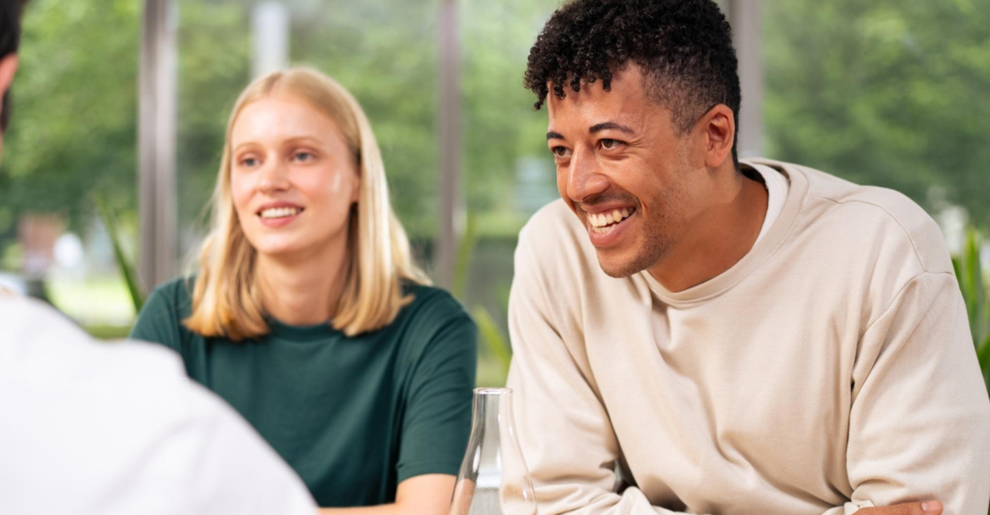 Zwei Werkstudierende der viadee unterhalten sich mit einem Kollegen.