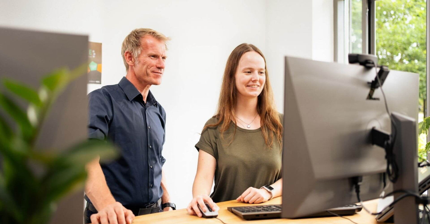 Ein Berater und eine Werkstudentin der viadee arbeiten zusammen.