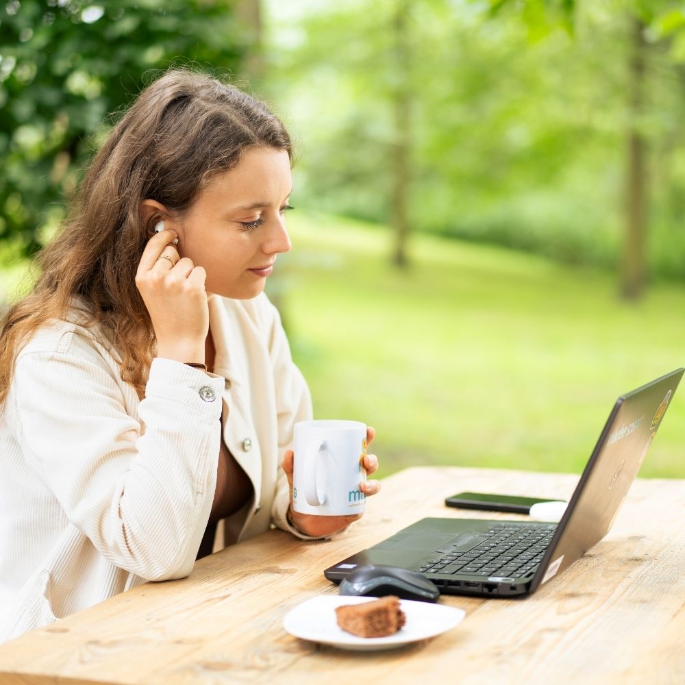 Eine Werkstudentin der viadee macht Homeoffice im Garten.