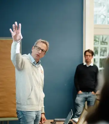Ein Referent bei einem IT-Seminar der viadee für Entwicklungsteams