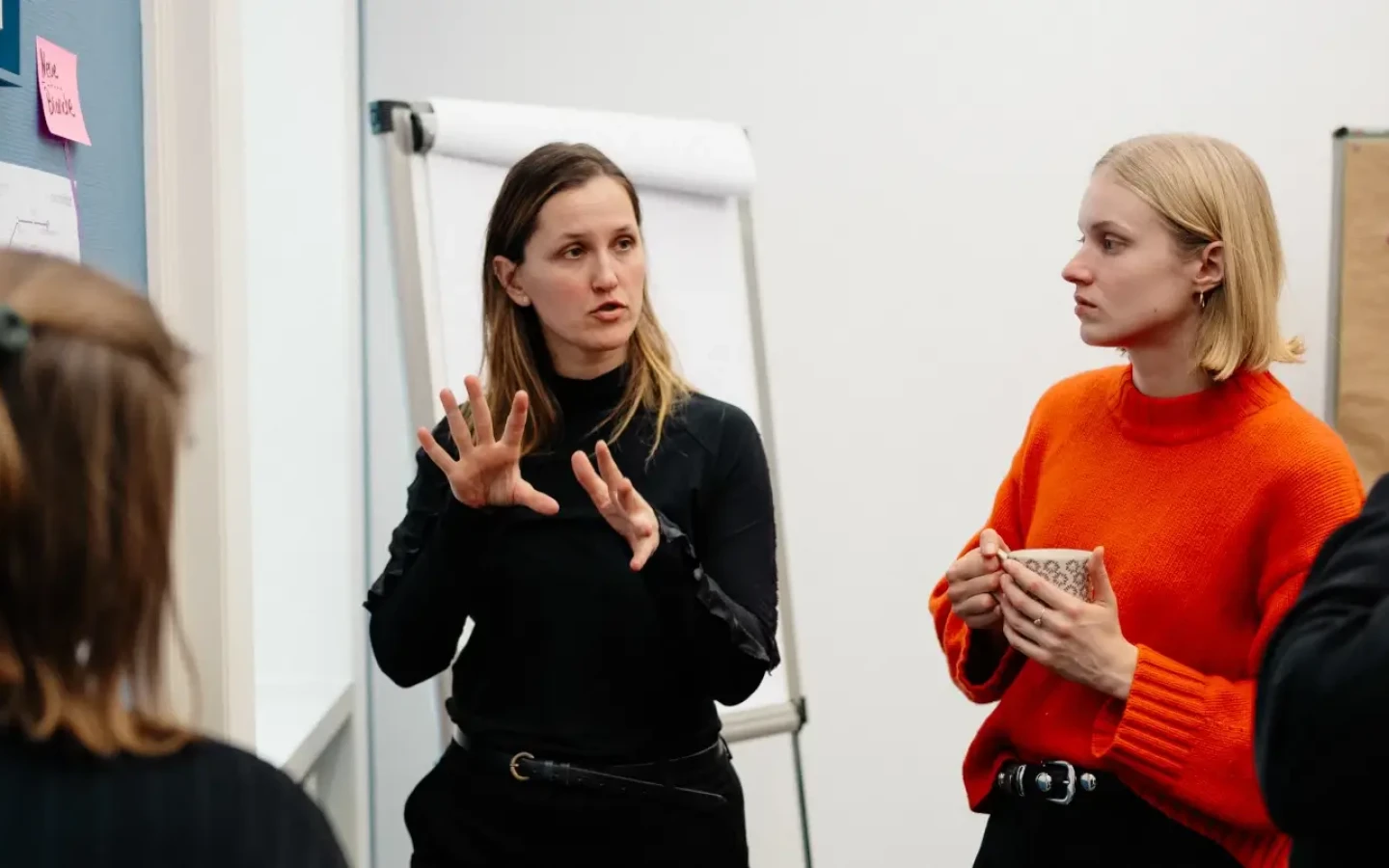 Eine Referentin bei einem IT-Seminar für Entwicklungsteams der viadee