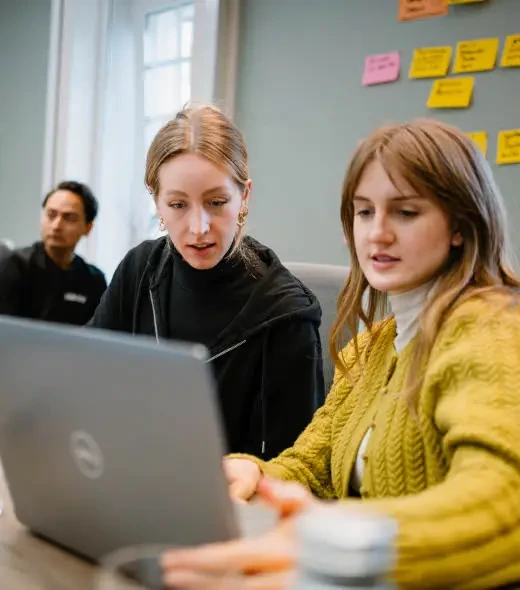 viadee Beraterinnen bei der Arbeit mit Laptop