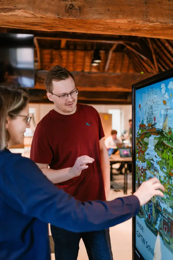 viadee Beraterin und Berater für UX vor einem Monitor