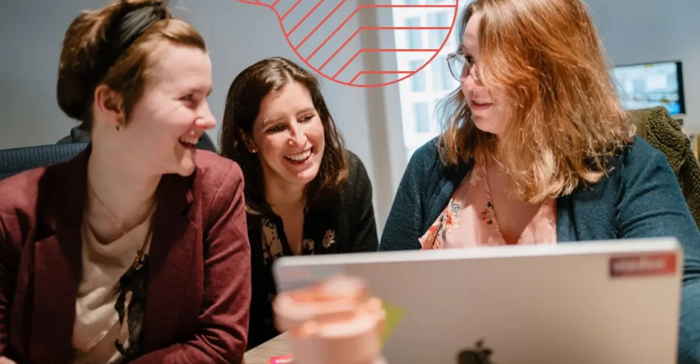 viadee Beraterinnen für User Experience UX und UI bei der Arbeit und im Gespräch