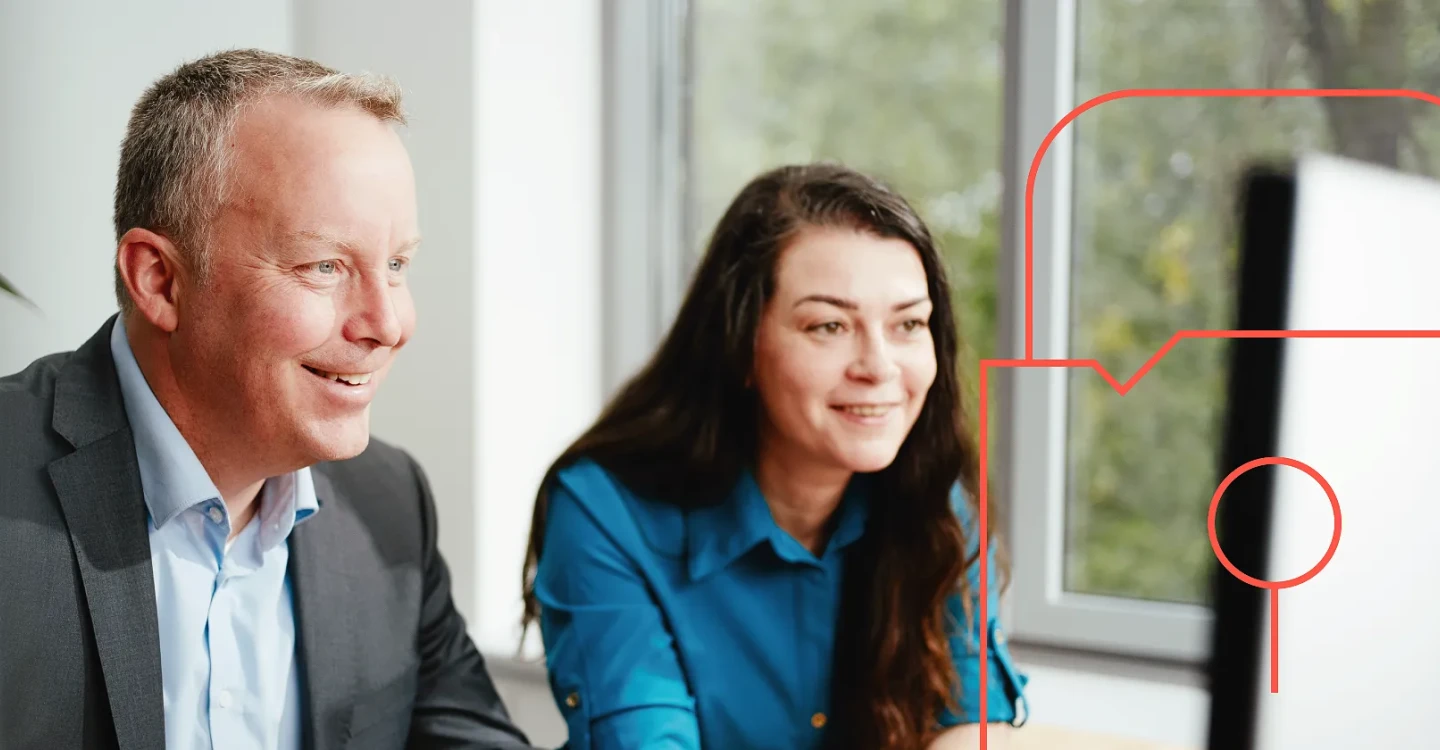 viadee Expert:innen für IT-Sicherheit am Rechner.