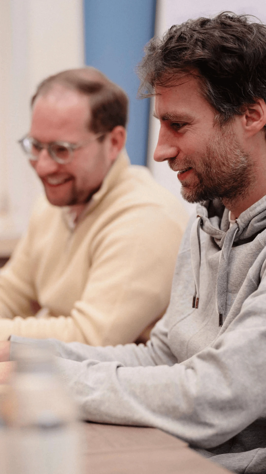 Zwei IT Berater arbeiten am Laptop