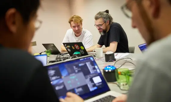Berater der viadee, die zusammen am Laptop arbeiten.