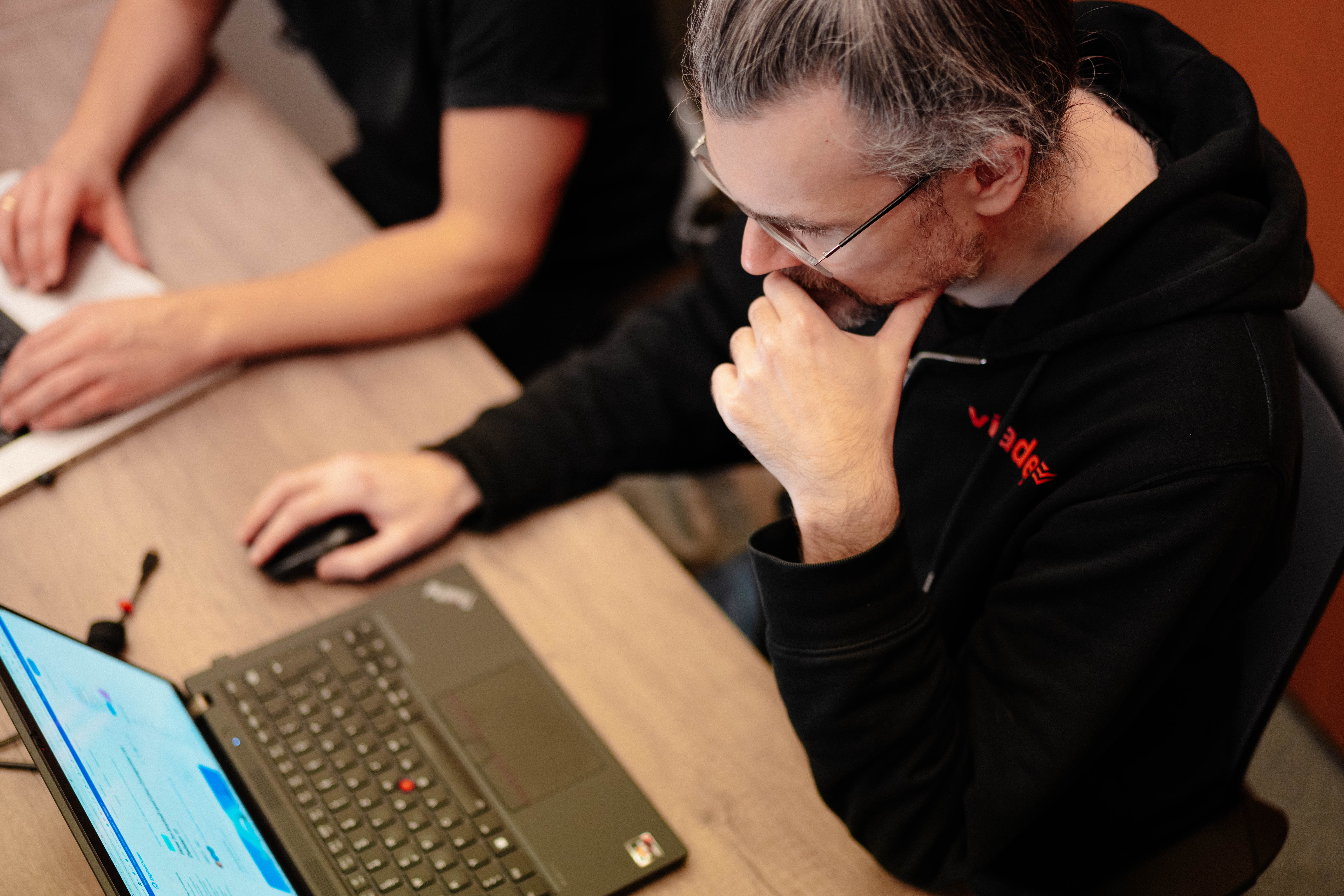 Softwareentwickler:innen klären Fragen zu KI gestütztem Coding.