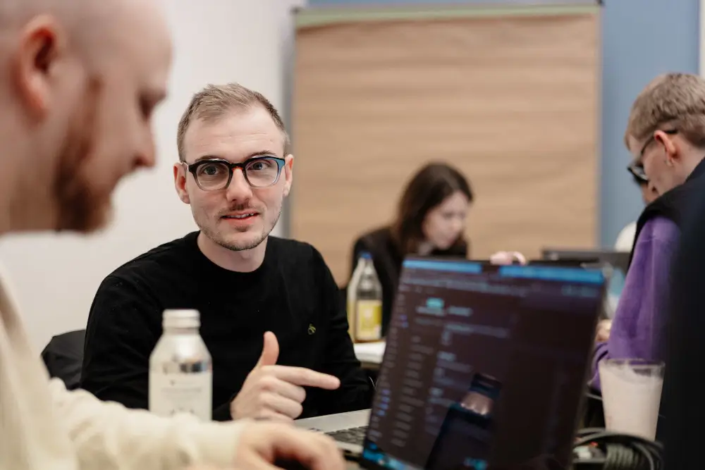 Softwareentwickler:innen klären Fragen zu KI gestütztem Coding.
