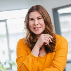 Ein Portrait von viadee Beraterin Anne Helmhold.