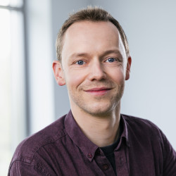 viadee Berater Christian Frieler lächelt in die Kamera.