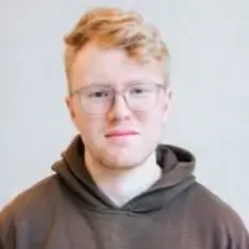 Portrait des Werkstudenten Mathis Arends bei der viadee.