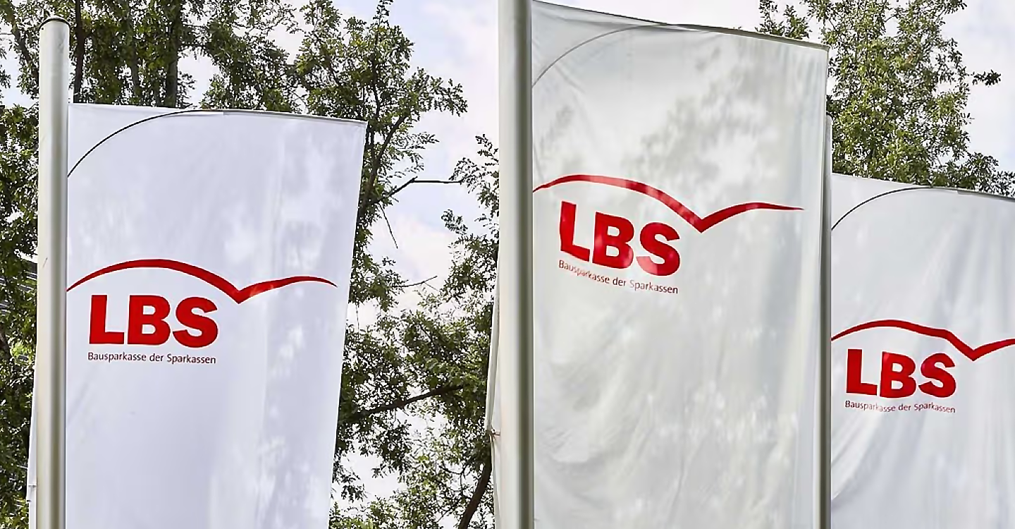LBS- Logo auf Fahnen.