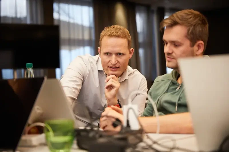 IT-Berater Tobias Otte bei einem Projekt.