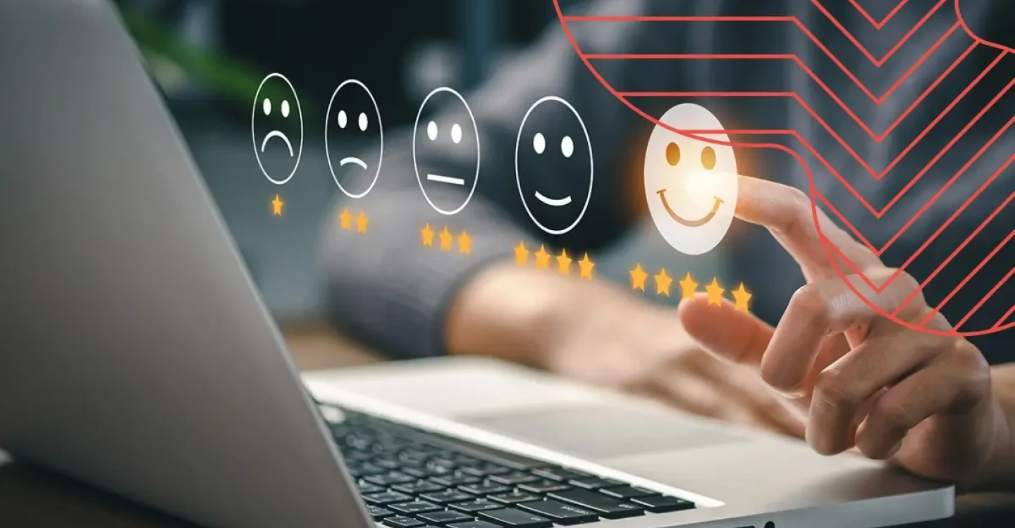 Symbolbild für gute User Experience als Folge von guter Business Analyse bei IT-Projekten: Ein Laptop im Hintergrund, über den Laptop sind Smilies von zufrieden bis unzufrieden eingeblendet, der User oder die Userin tippt mit ihrem Finger auf den 