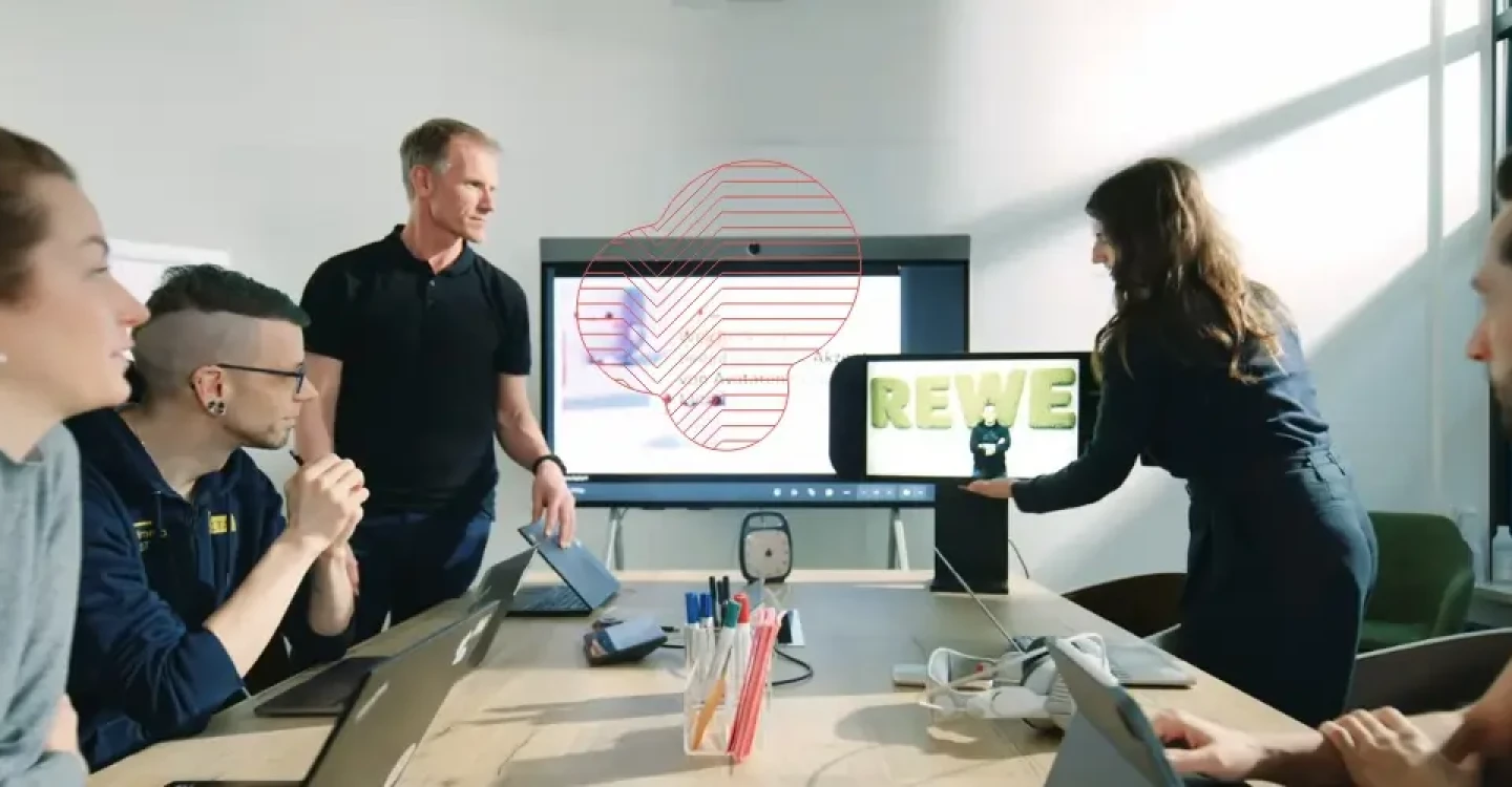 Innovations Professionals und Mitarbeitende der REWE digital arbeiten gemeinsam mit einem Innovation Coach der viadee Unternehmensberatung im Innovationsmanagement.