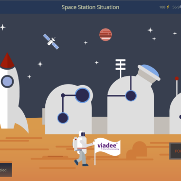 Der Screenshot zeigt eine:n Raumfahrer:in auf einem Planeten. ImHintergrund ist eine Raumstation zu sehen. Es handelt sich um eine Aufnahme aus der Übungsanwendung "Clean Code Space Station".