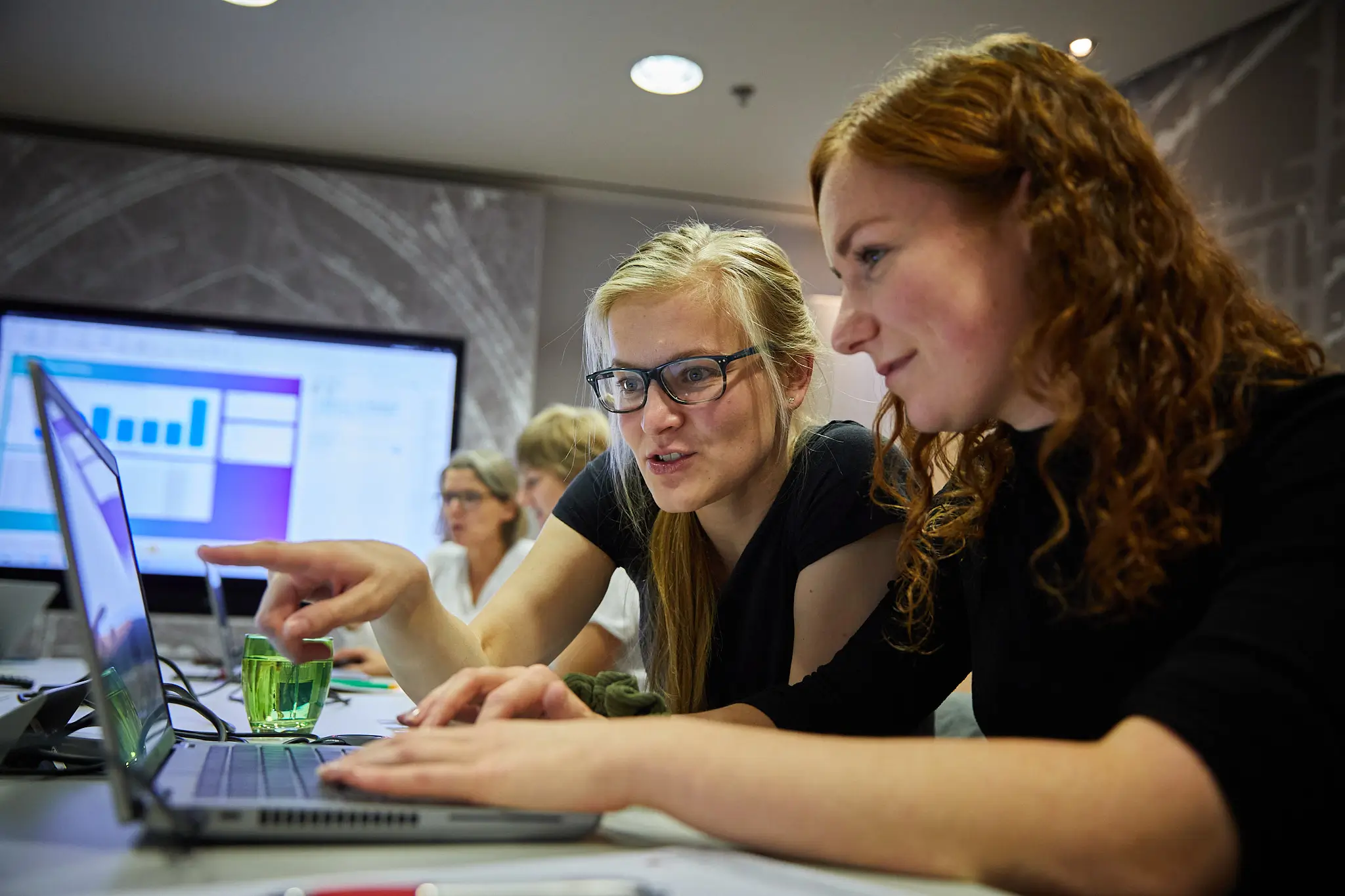 viadee Beraterinnen arbeiten intensiv an einem Problem