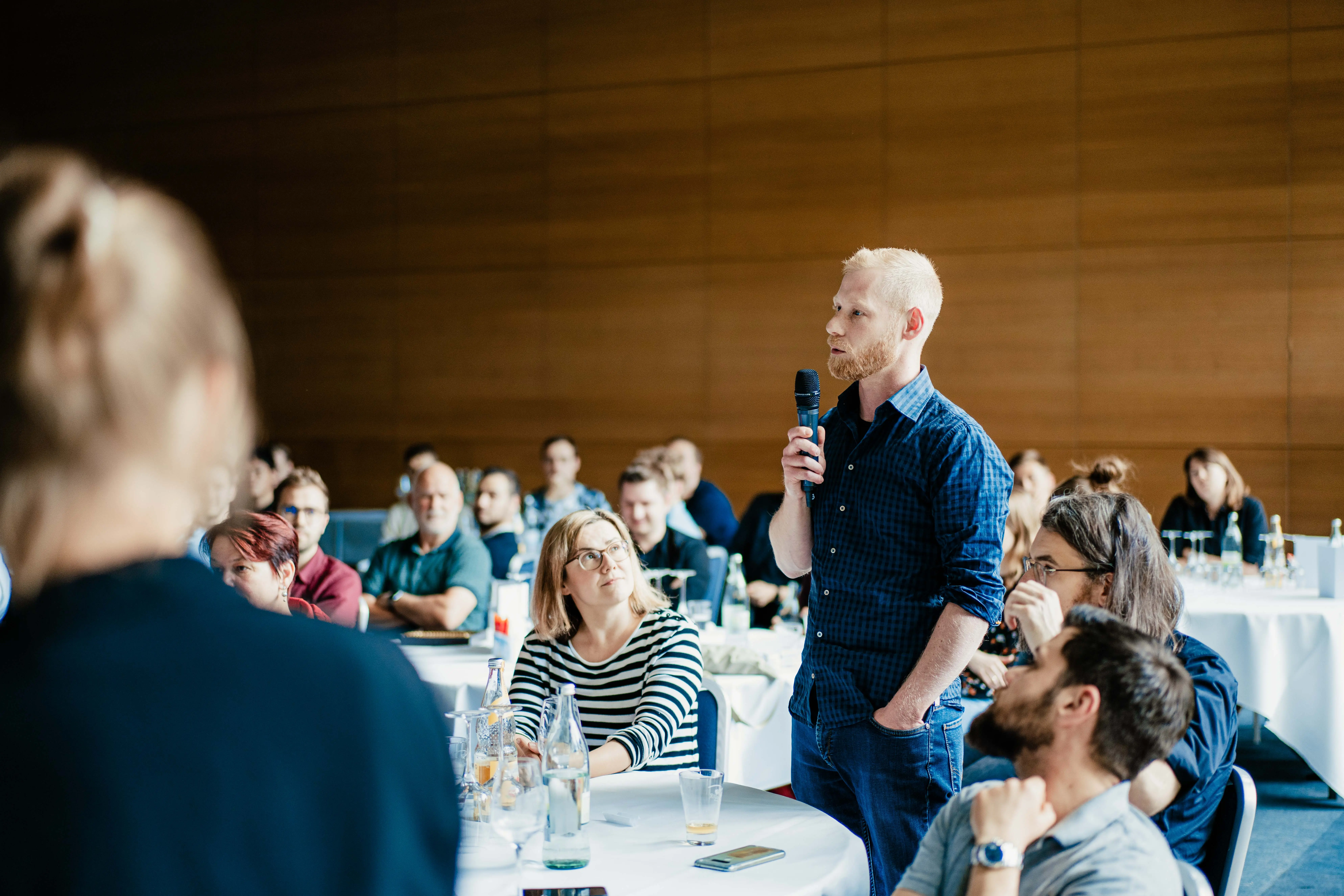 viadee Berater stellt eine Frage auf dem Infotag