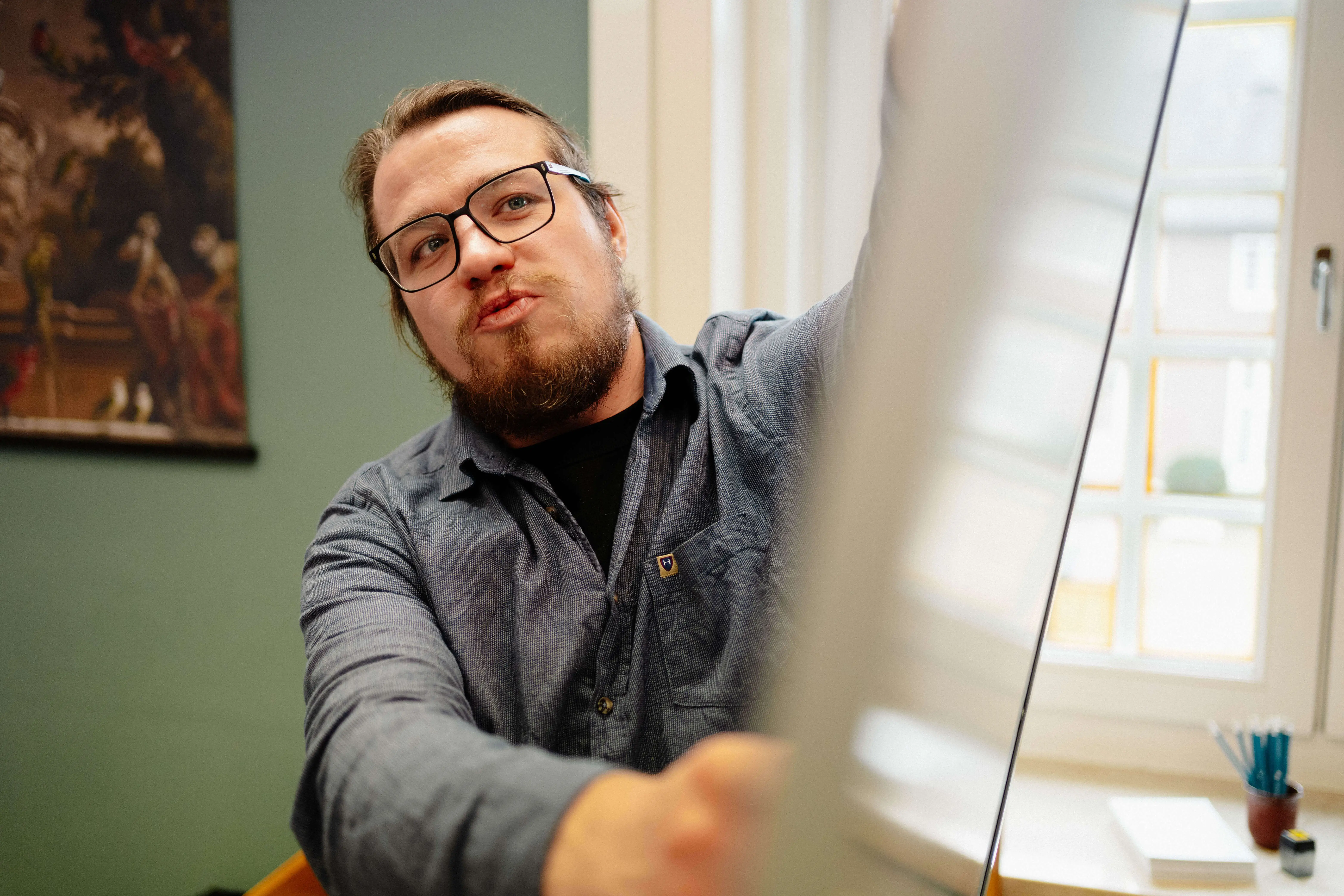 viadee Berater erklärt etwas am Whiteboard