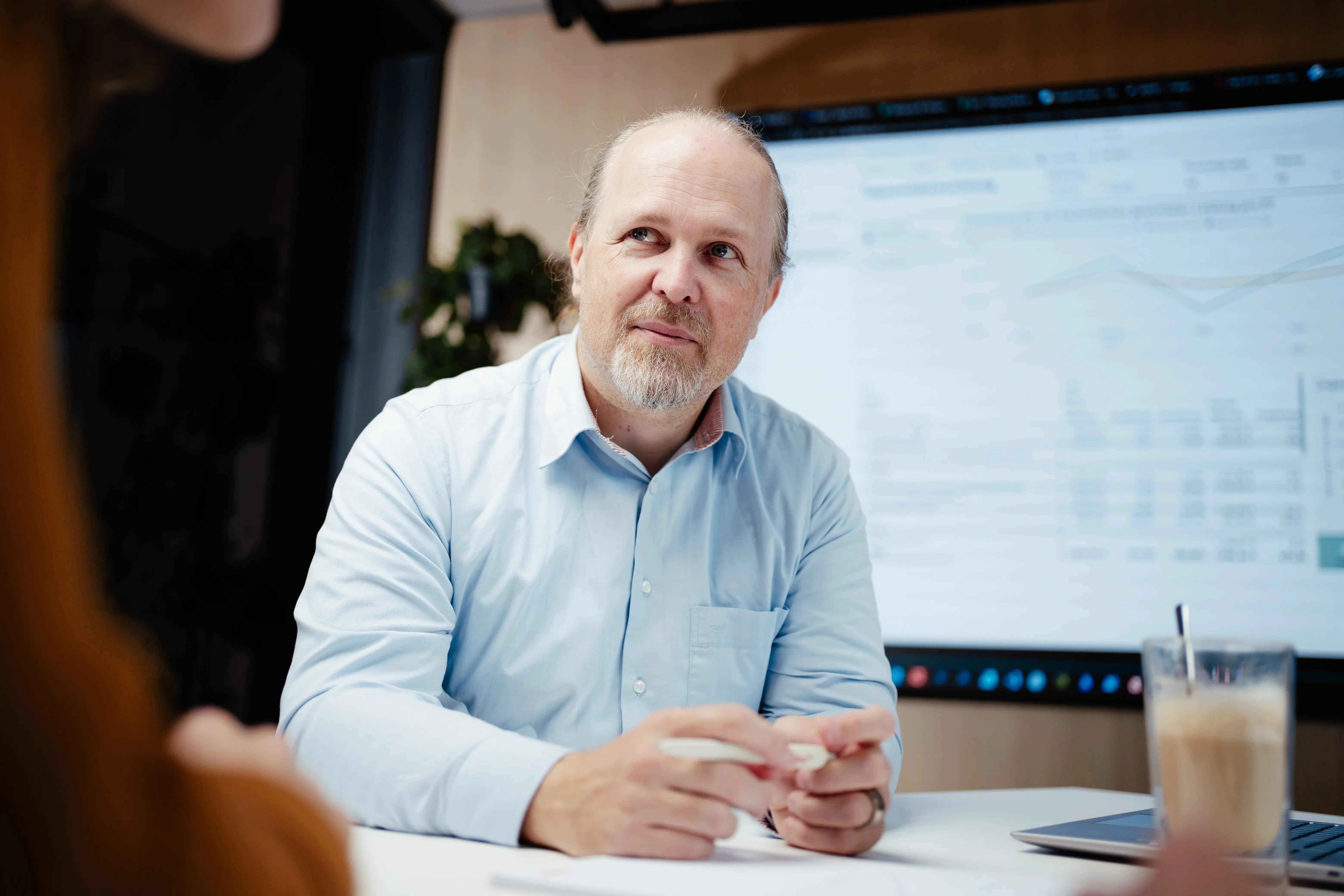 Data Scientist und KI-Experte Frank Köhne berat eine Kundin