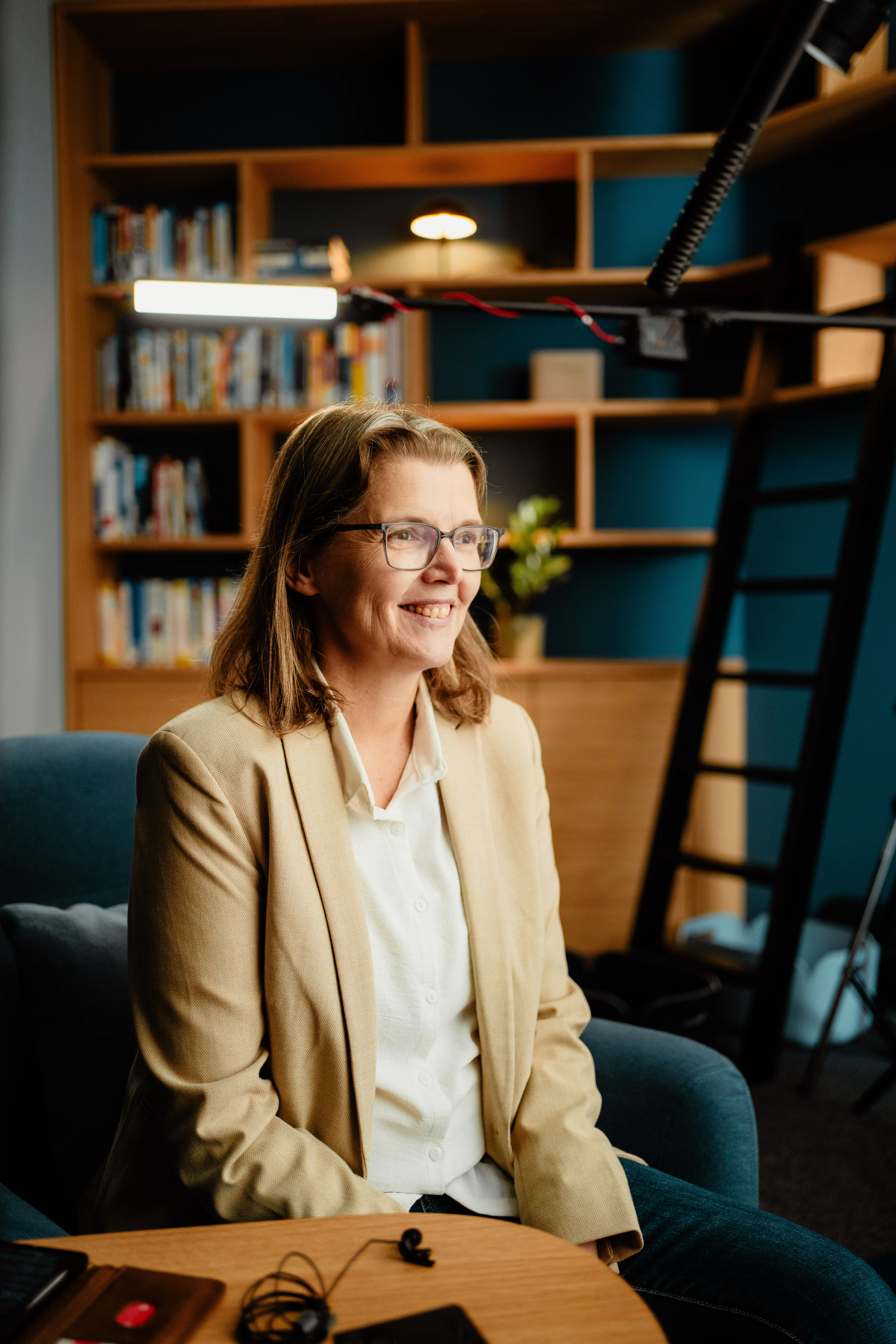 Manuela Pierick in der Bibliothek