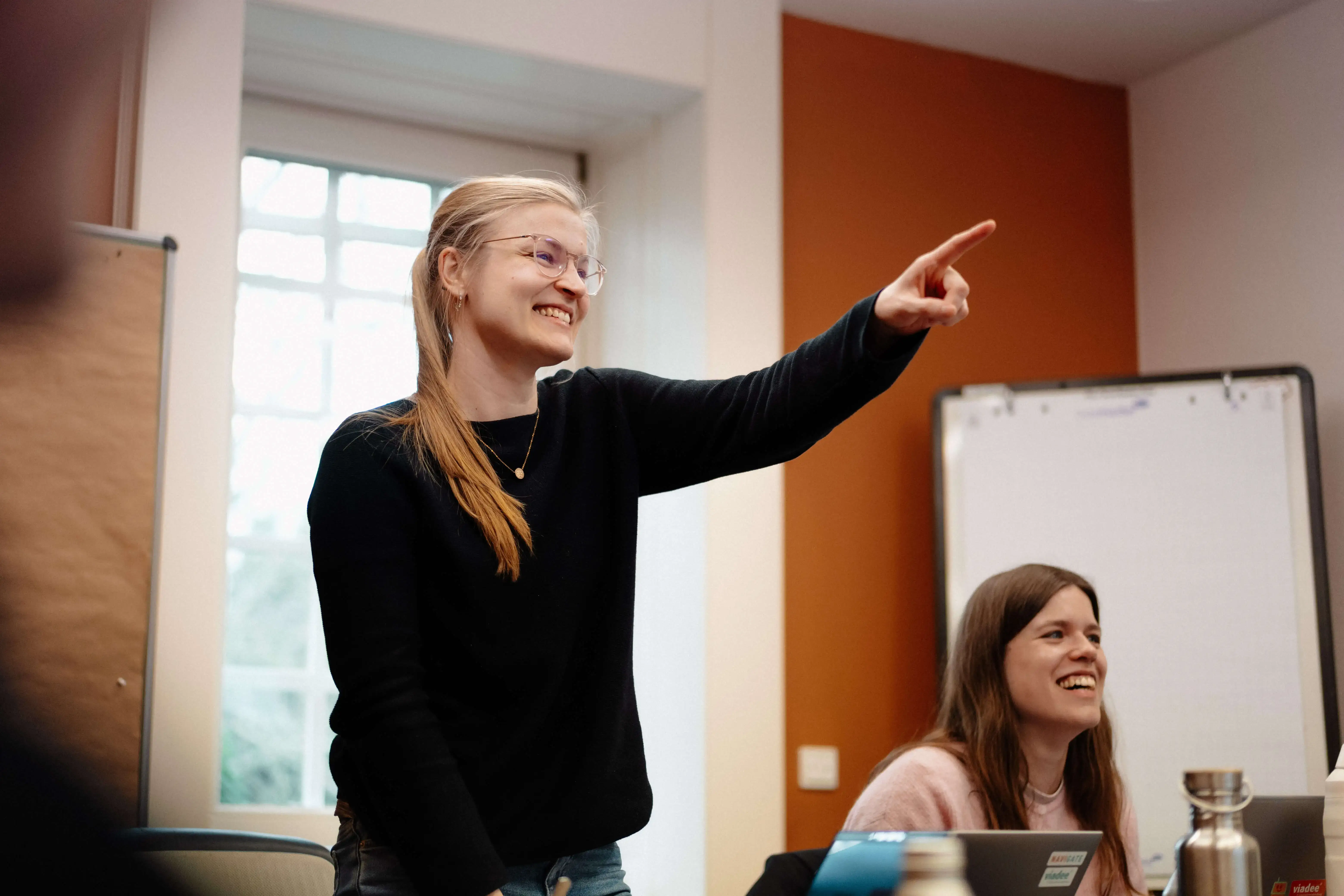 viadee Beraterin zeigt im Workshop mit dem Finger auf etwas