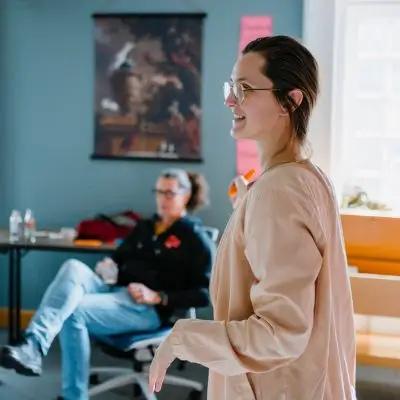 Lana Knödler moderiert einen Workshop