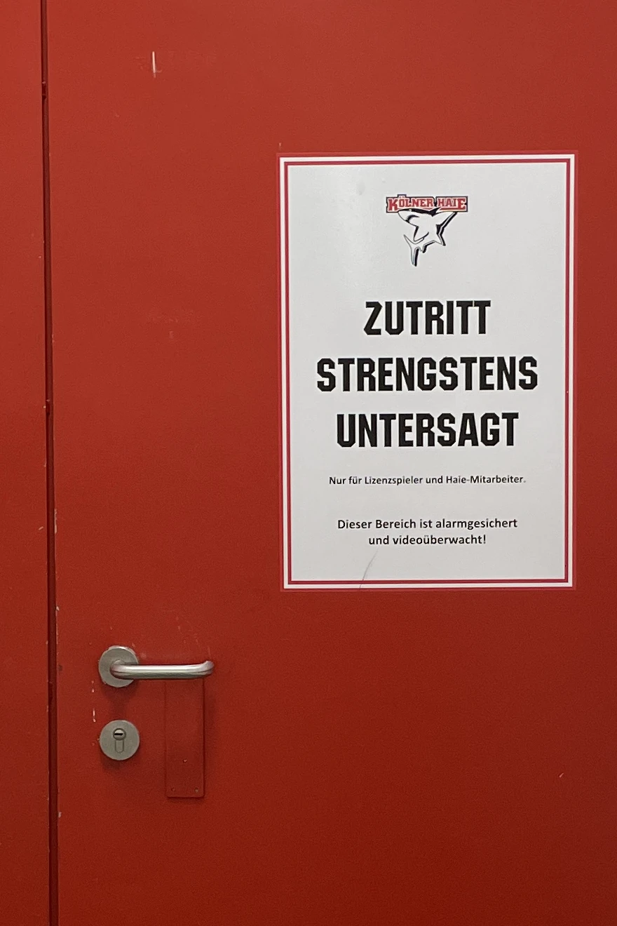 Tür im Haie Zentrum, Aufschrift 